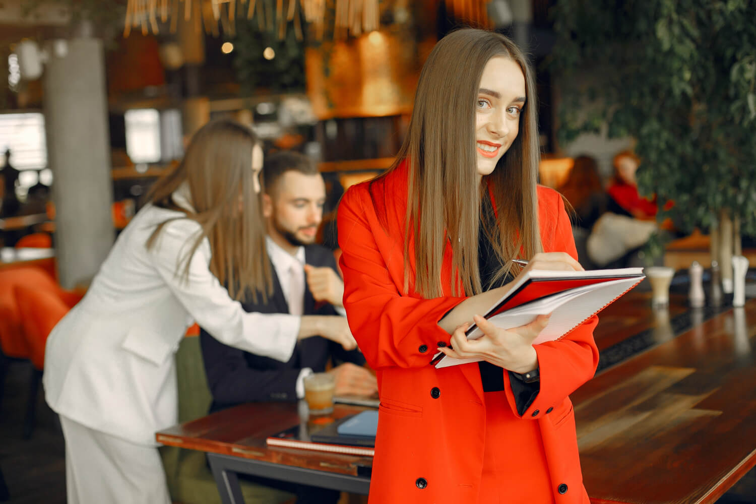 Ile zarabia manager restauracji? Zarobki managera w 2025